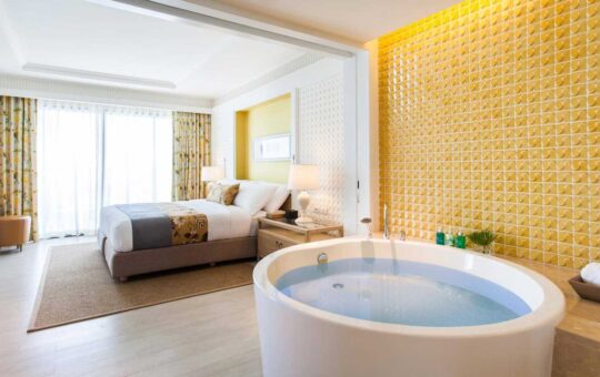 one-bedroom-suite_jacuzzi-2