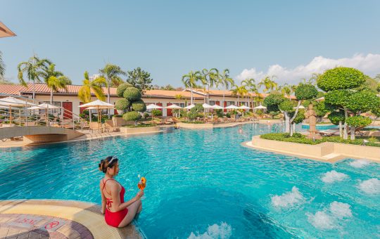 thai-garden-resort-swimming-pool-with-woman (1)