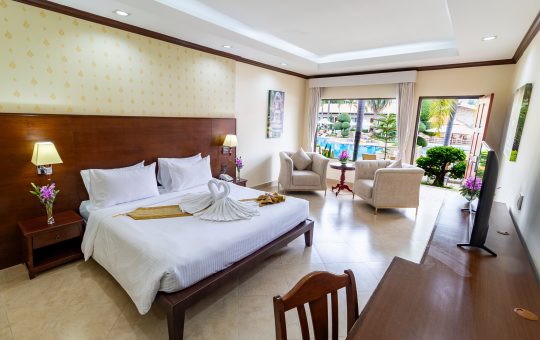 thaigardenresort-pattaya-deluxe-room-pool-view-king-bed-room